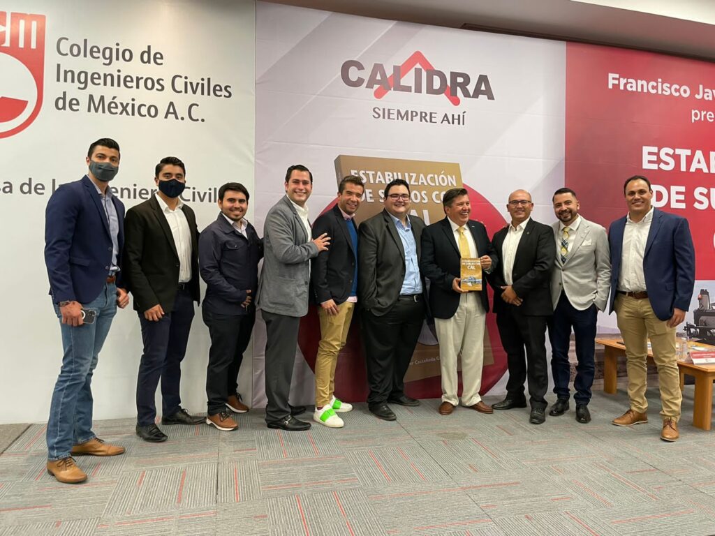 Staff de calidra en la presentación del libro Estabilización de suelos con cal