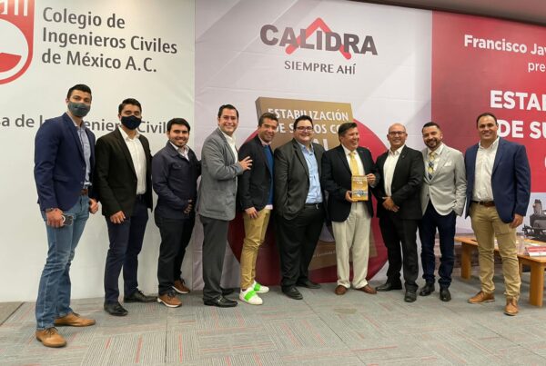 Staff de calidra en la presentación del libro Estabilización de suelos con cal